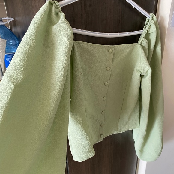 Balloon-Sleeve Sage Top 💚 - Picture 2 of 2